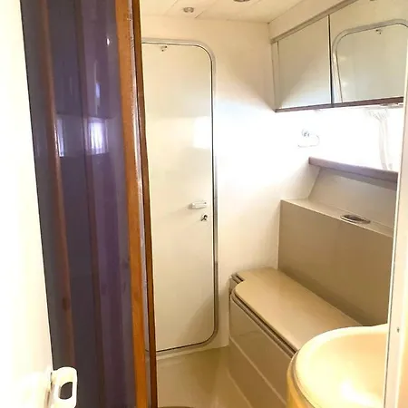 Boat&breakfast Monica Iv 보트호텔